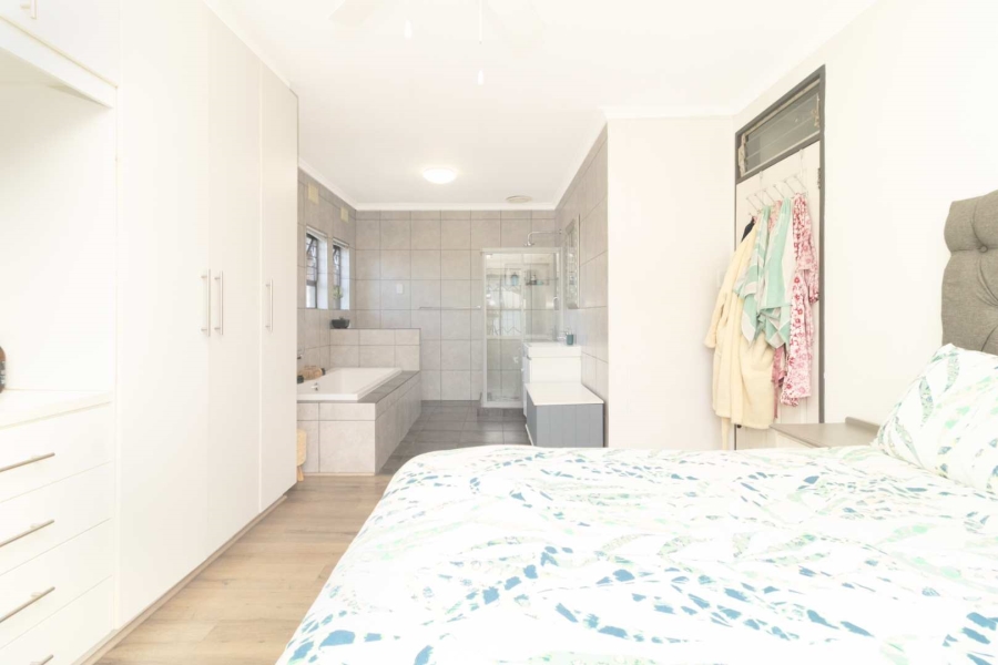3 Bedroom Property for Sale in Oakglen Western Cape